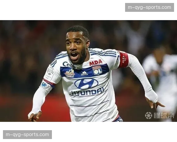 里昂客场防守组织层次分析 三中卫体系在应对边路冲击时的调整